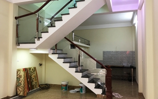 Cầu thang kính tay vịn gỗ thi công tại Gia Lâm